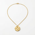 Collier Chaîne Pendentif Médaille Martelée Dorée - Le petit truc d’Orely