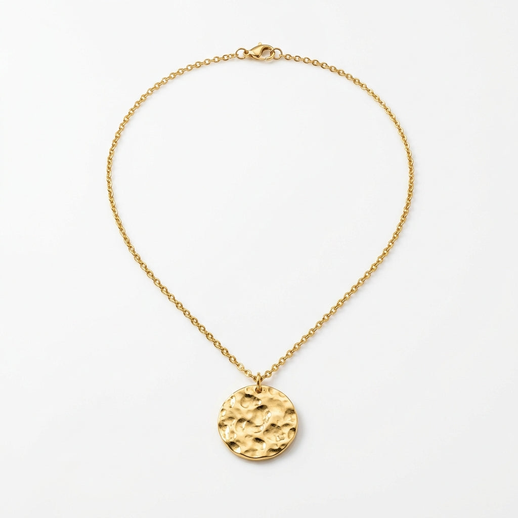 Collier Chaîne Pendentif Médaille Martelée Dorée - Le petit truc d’Orely